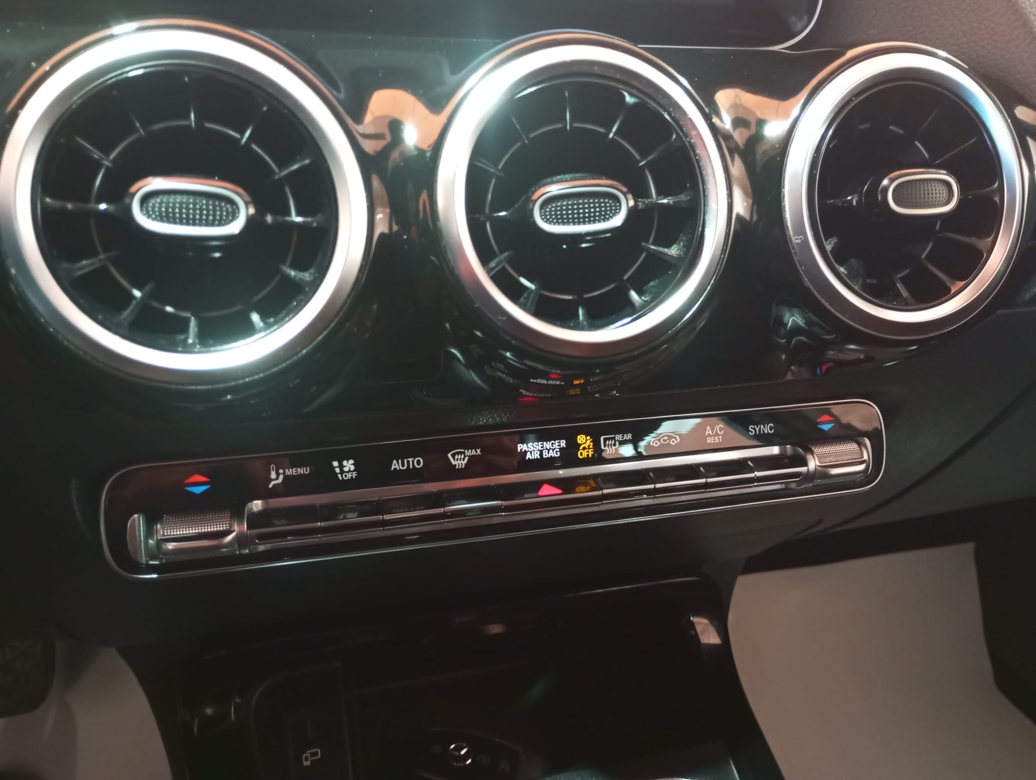 MERCEDES-BENZ B180D