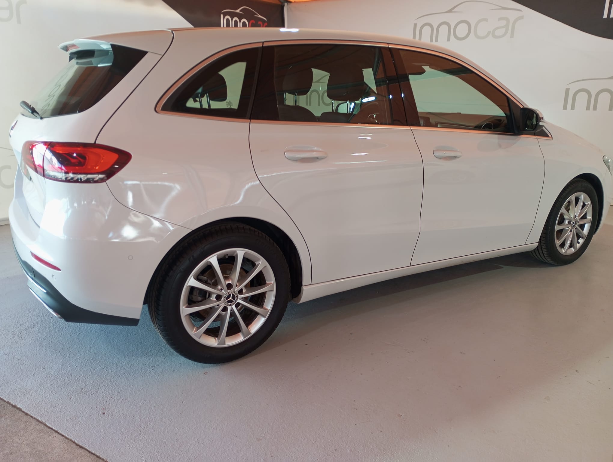 MERCEDES-BENZ B180D