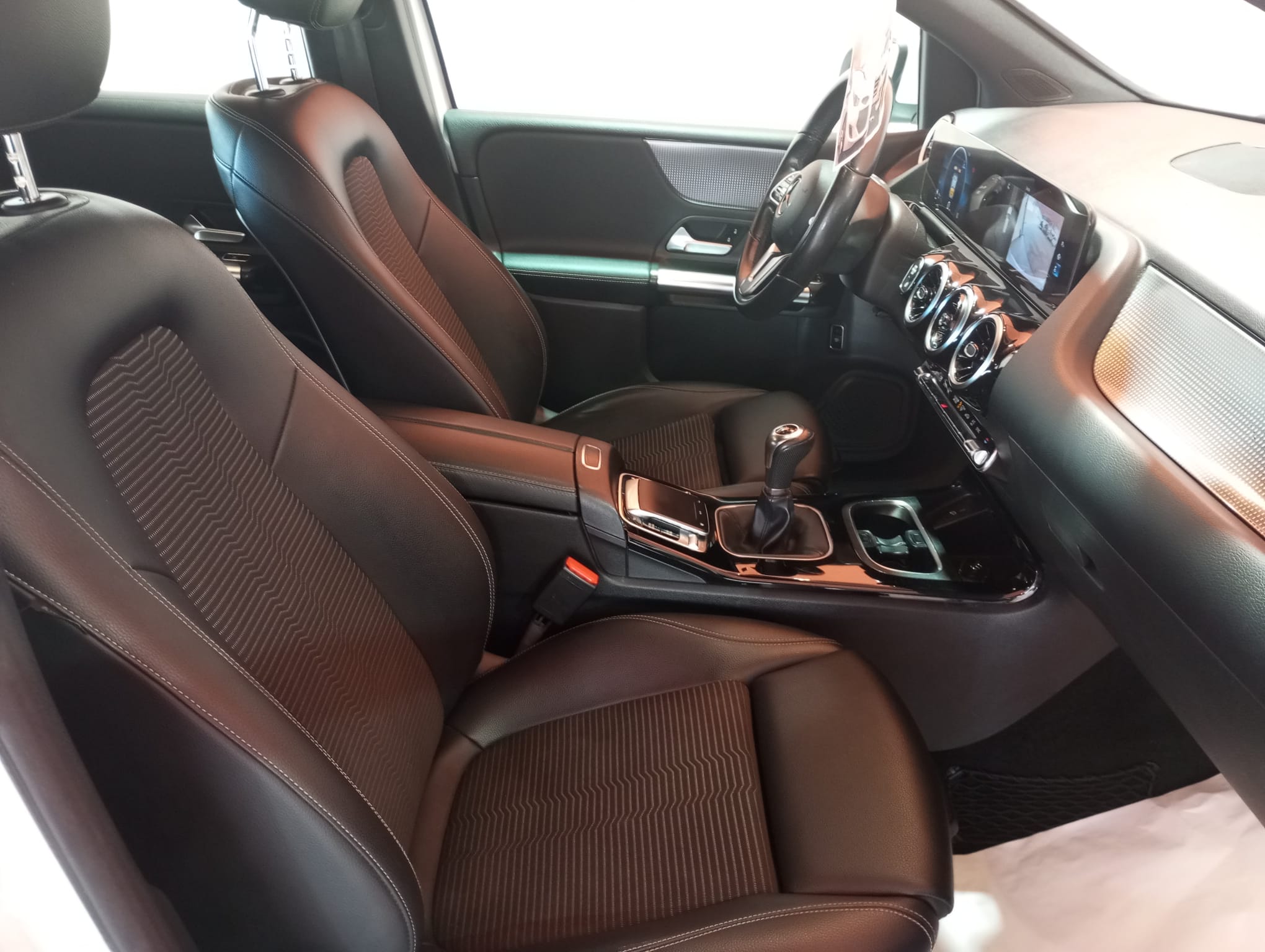 MERCEDES-BENZ B180D