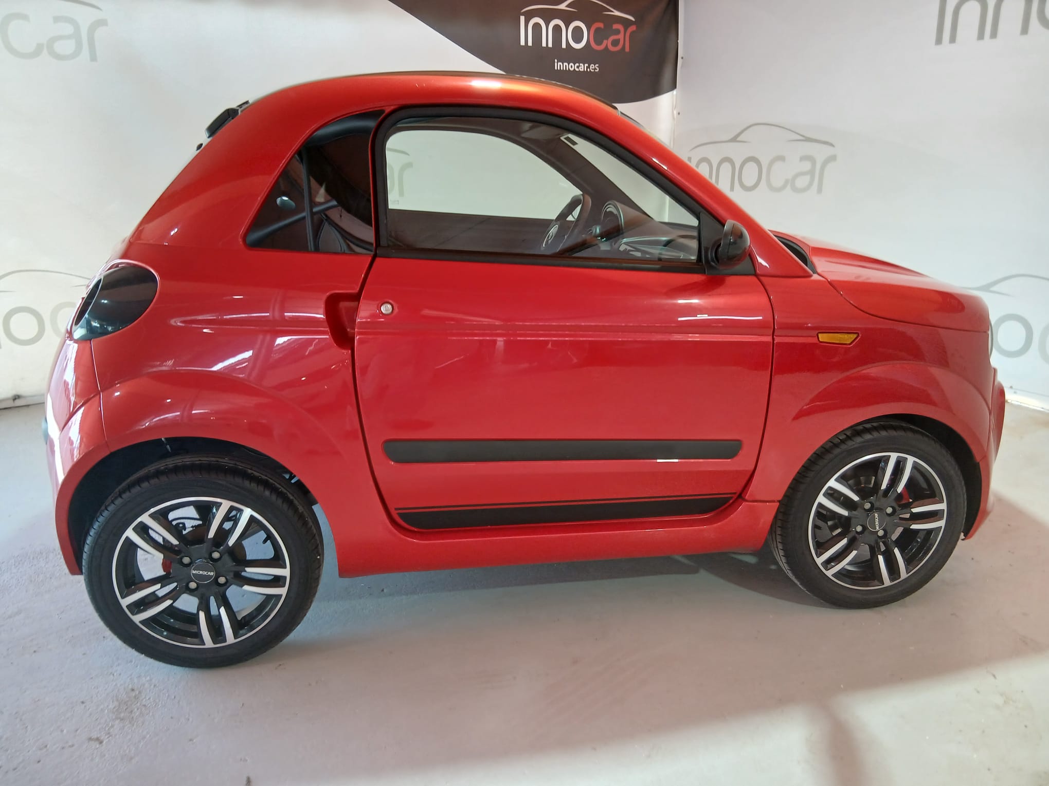 MICROCAR DUE PROGRESS ROJO-TECHO NEGRO