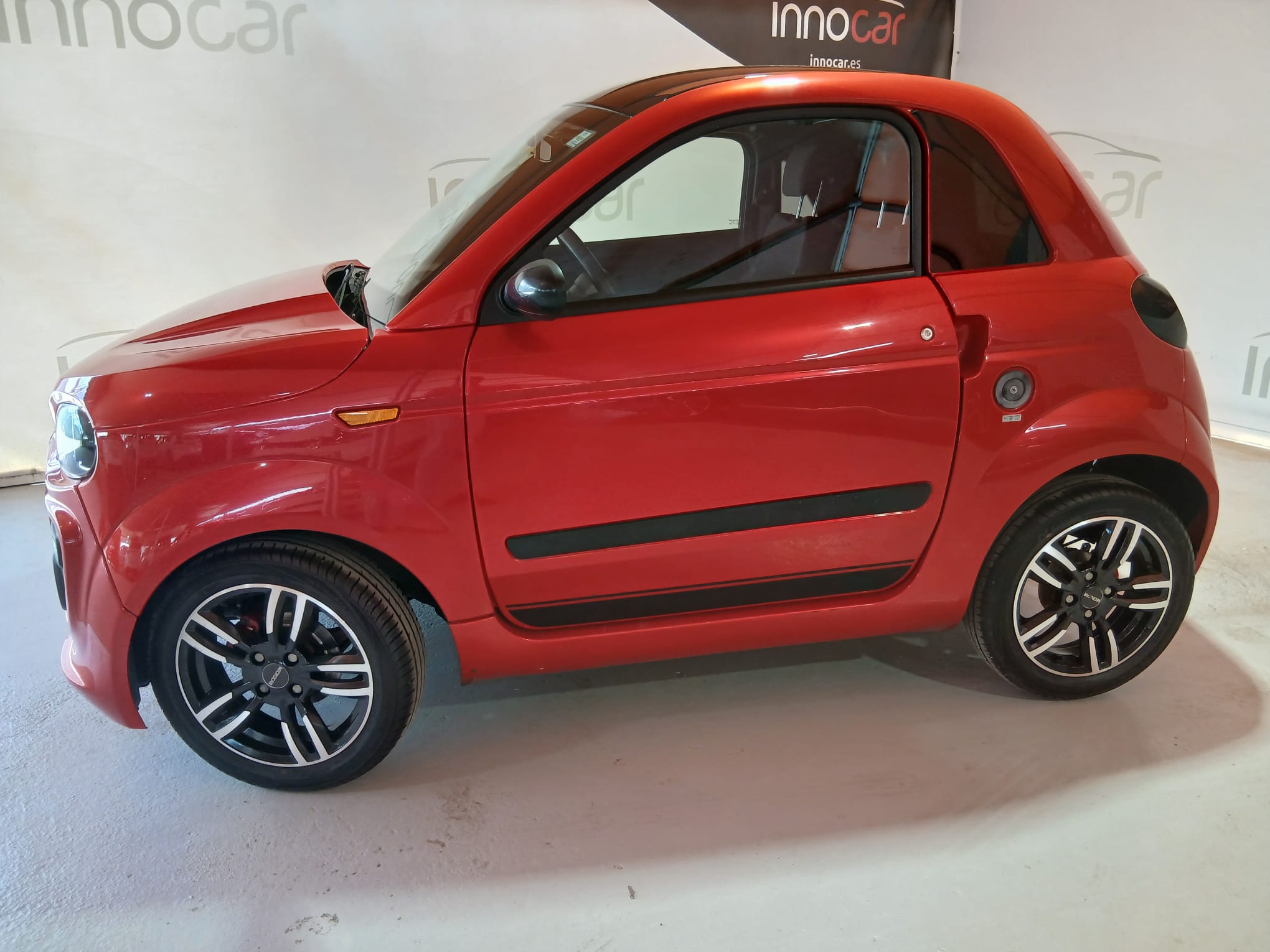 MICROCAR DUE PROGRESS ROJO-TECHO NEGRO